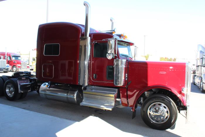 2023 Peterbilt 389-8