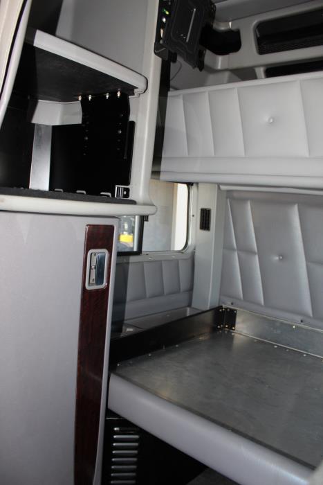 2023 Peterbilt 389-17