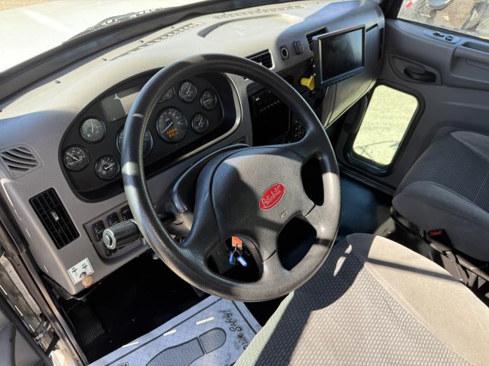 2017 Peterbilt 337-8
