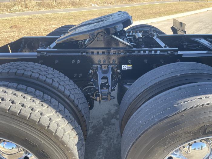 2024 Peterbilt 389-8