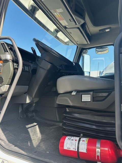 2024 Volvo Truck VNL photo 2