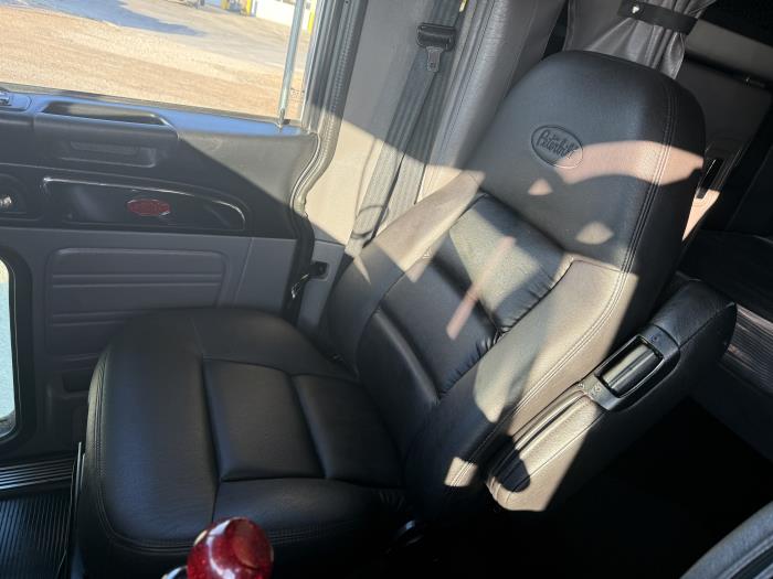 2022 Peterbilt 389-4