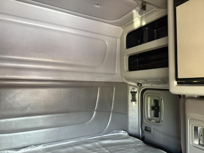 2022 Peterbilt 389-8