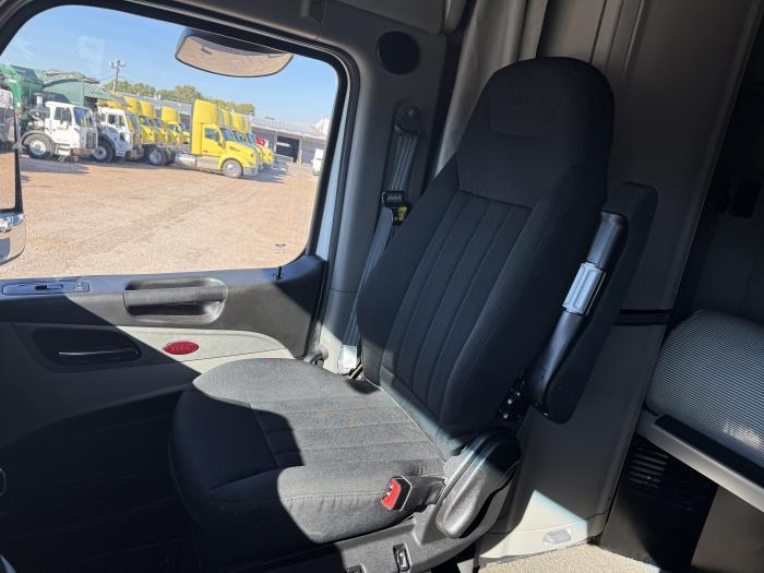 2022 Peterbilt 579-8