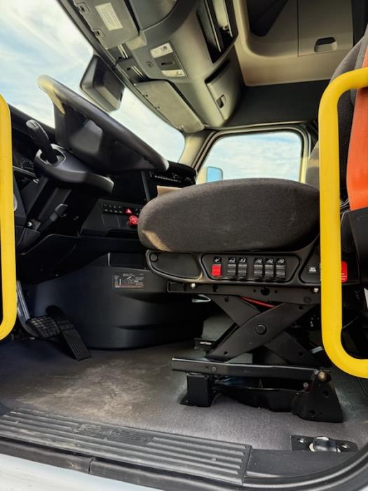 2023 Freightliner Cascadia-3