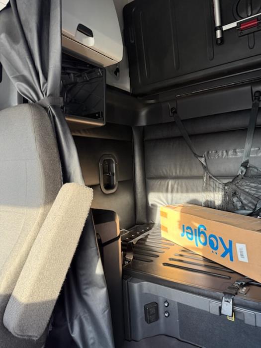 2023 Freightliner Cascadia-6