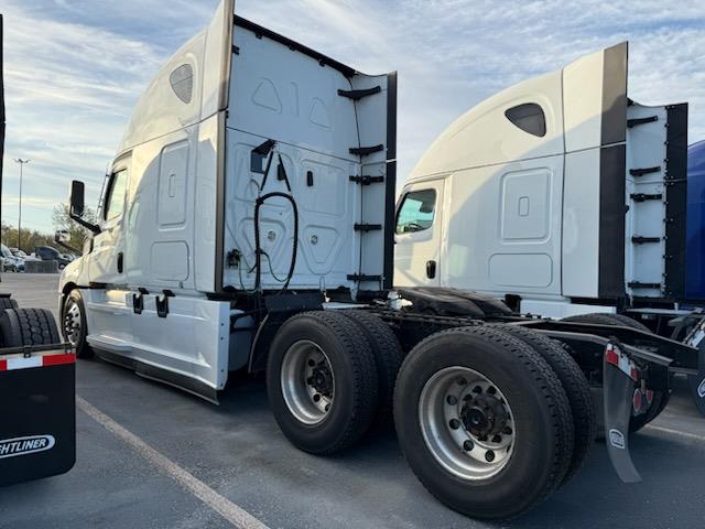 2023 Freightliner Cascadia-12