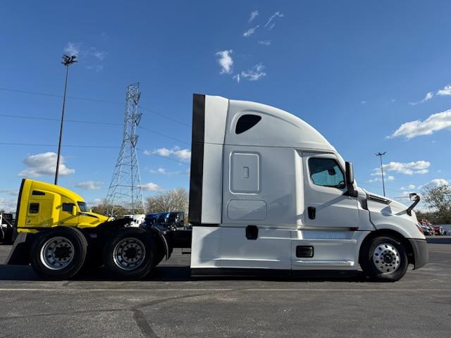 2023 Freightliner Cascadia-9