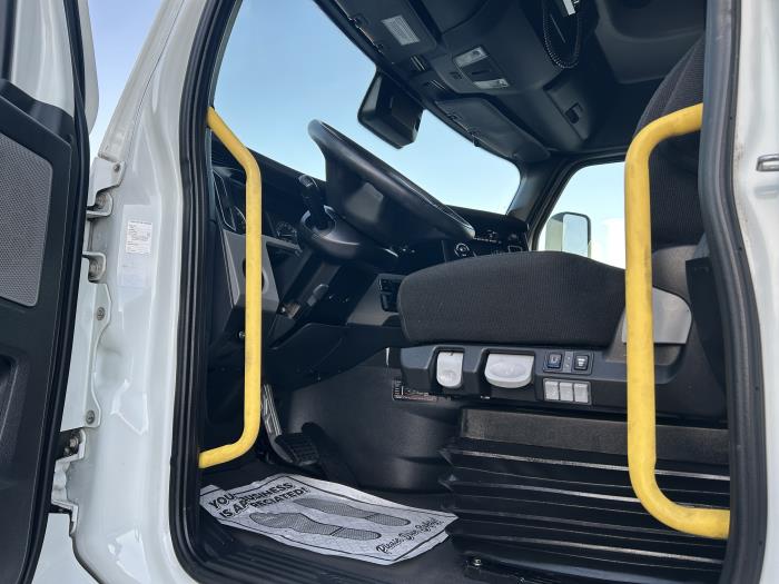 2023 Freightliner Cascadia-8