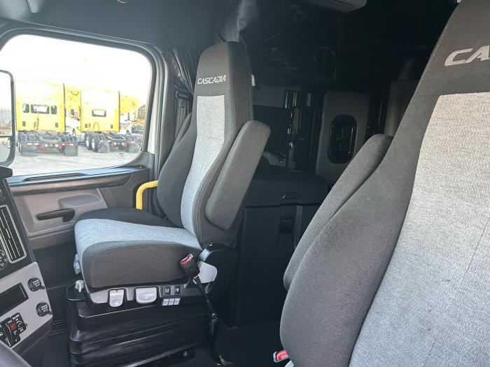2023 Freightliner Cascadia-9