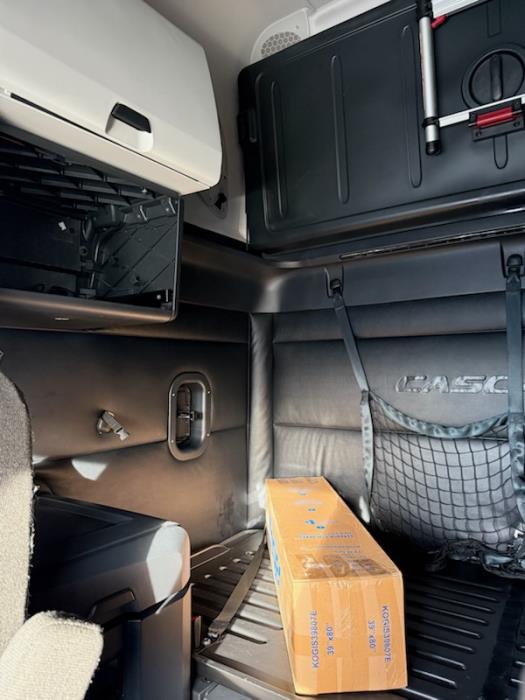 2023 Freightliner Cascadia-11