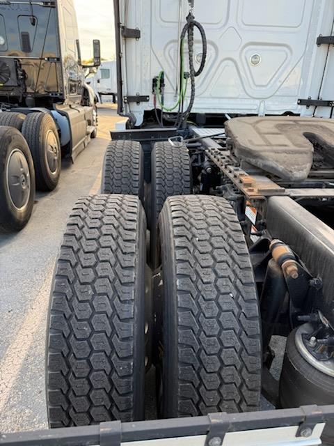 2023 Freightliner Cascadia-14