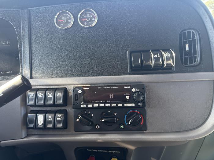 2023 Peterbilt 389-8