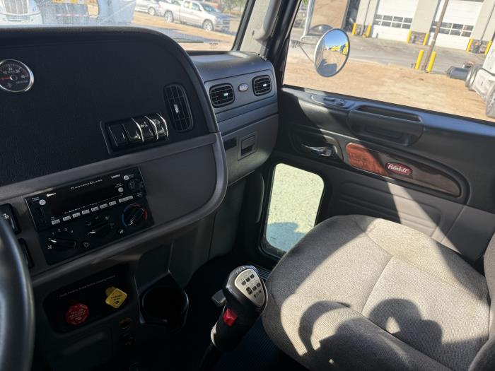 2023 Peterbilt 389-9
