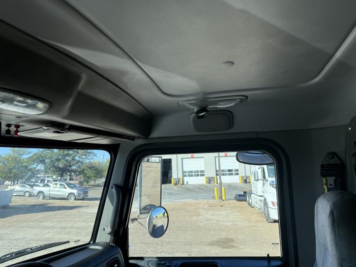 2023 Peterbilt 389-12