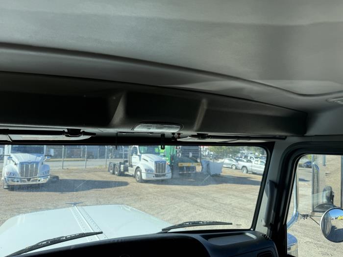 2023 Peterbilt 389-13