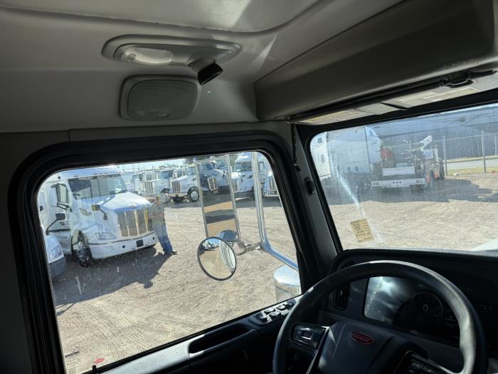 2023 Peterbilt 389-17