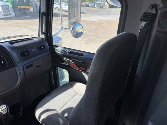 2023 Peterbilt 389-18