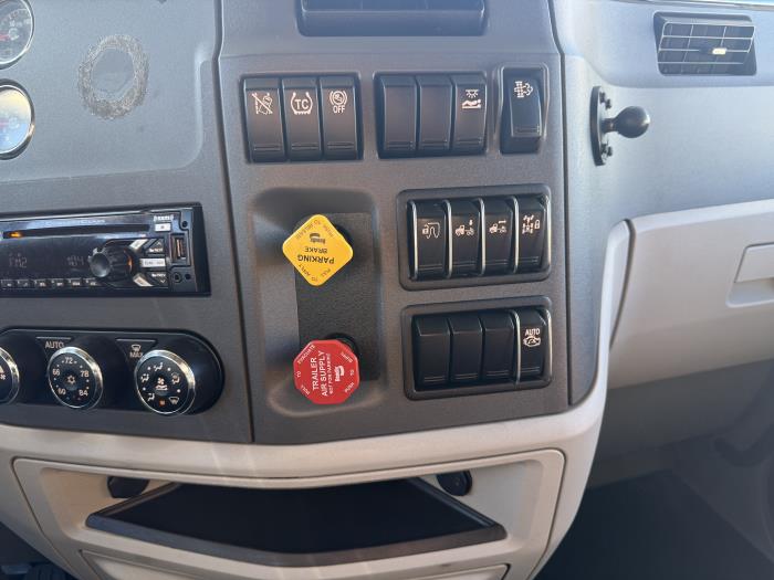 2021 Peterbilt 579-8