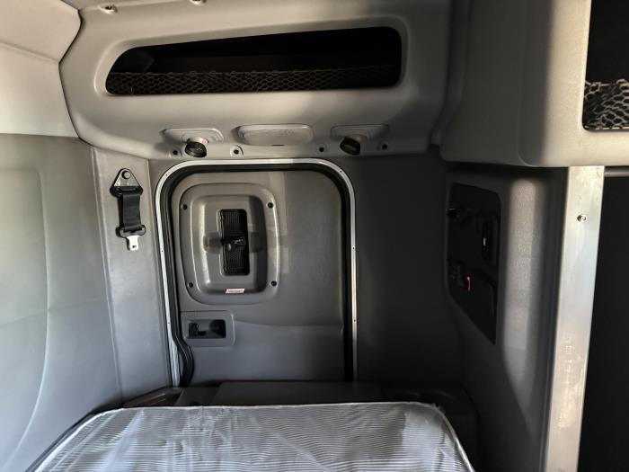 2023 Peterbilt 389-28