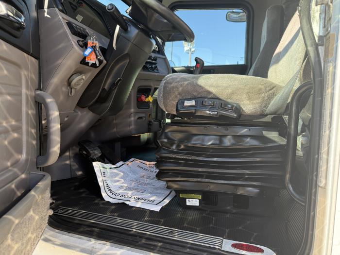 2023 Peterbilt 389-32