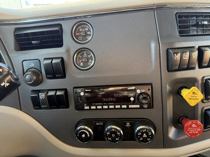 2021 Peterbilt 579-8