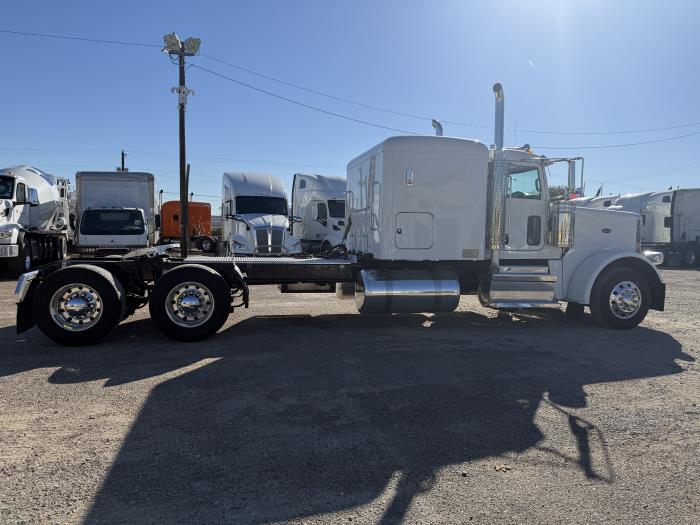 2023 Peterbilt 389-43