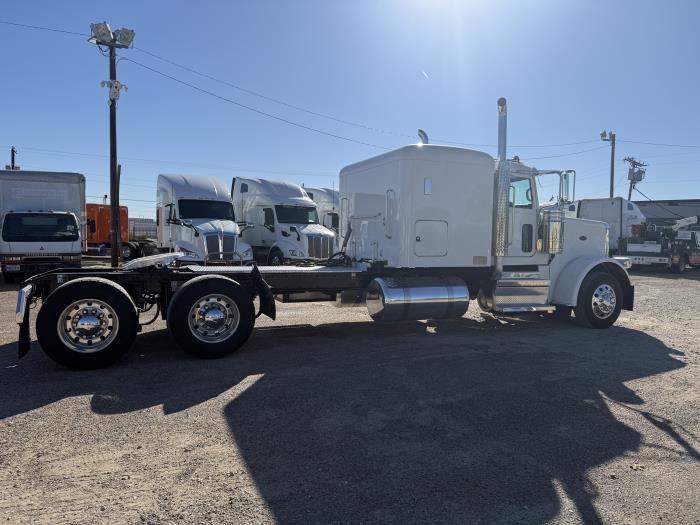 2023 Peterbilt 389-44