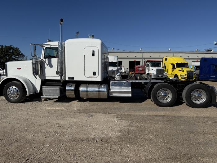 2023 Peterbilt 389-4