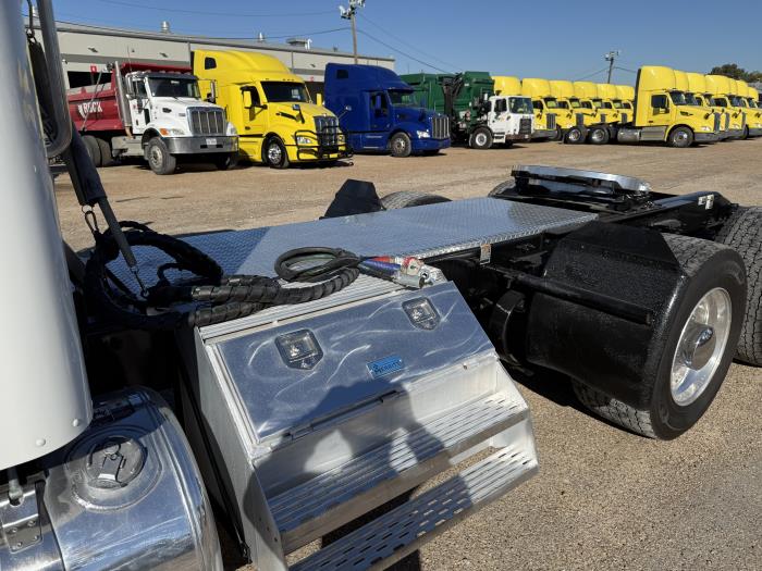 2023 Peterbilt 389-59