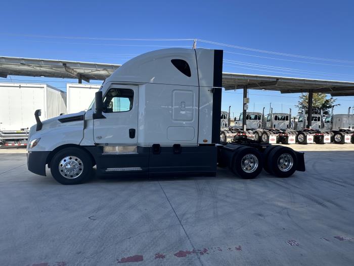 2021 Freightliner Cascadia 126" Sleeper Cab photo 3