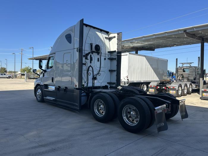 2021 Freightliner Cascadia 126" Sleeper Cab photo 4