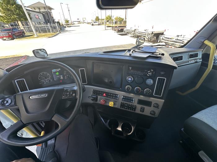 2022 Freightliner Cascadia-15