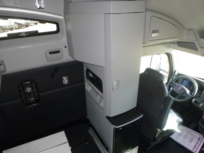 2023 Kenworth T680-44