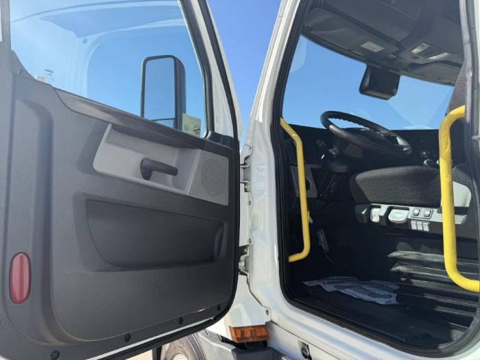 2021 Freightliner Cascadia-14