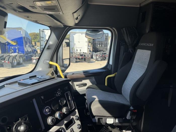 2021 Freightliner Cascadia-15