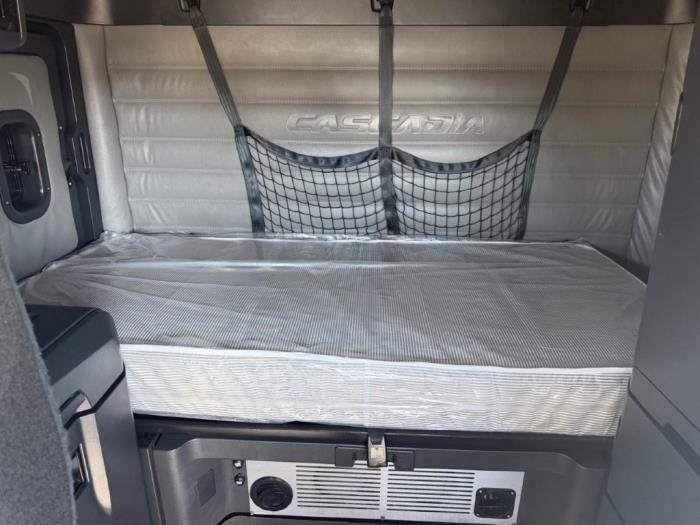 2021 Freightliner Cascadia-17