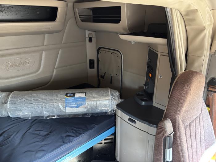 2022 Peterbilt 579-25