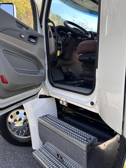 2022 Peterbilt 579-8