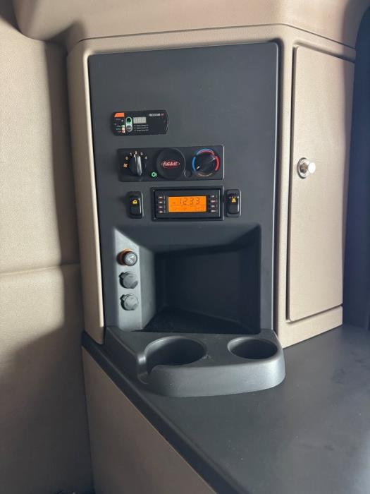 2022 Peterbilt 579-26