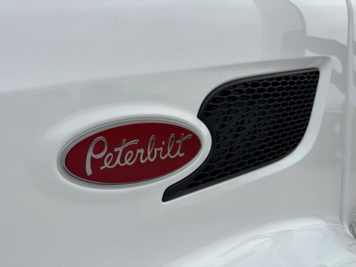 2022 Peterbilt 579-28