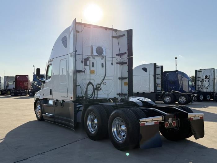 2022 Freightliner Cascadia-6
