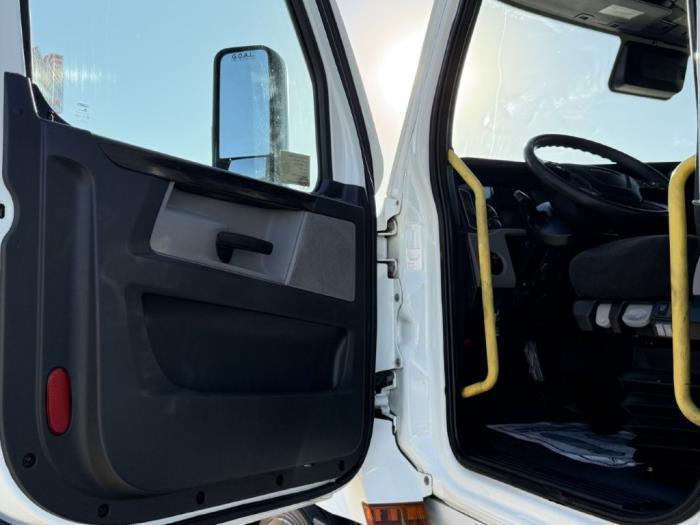 2022 Freightliner Cascadia-8