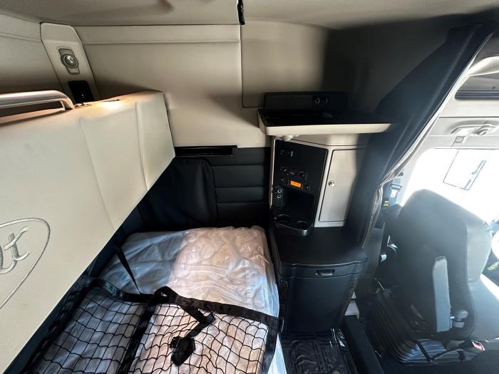 2026 Peterbilt 589-28