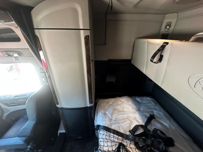 2026 Peterbilt 589-32