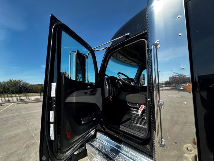 2026 Peterbilt 589-18
