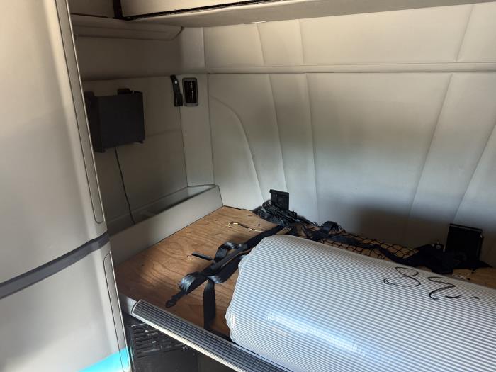 2022 Peterbilt 579-8