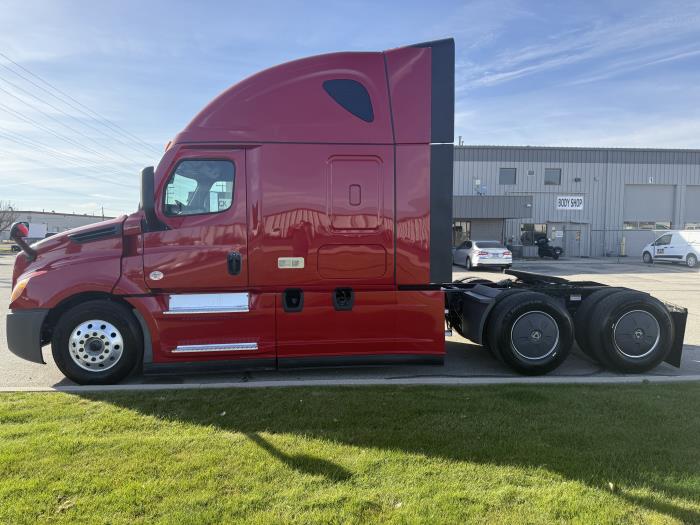 2022 Freightliner Cascadia 126" Sleeper Cab photo 3