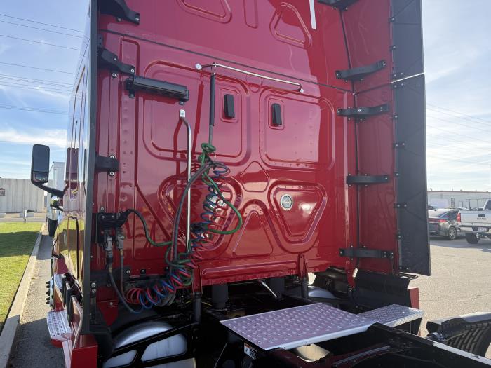 2022 Freightliner Cascadia-9