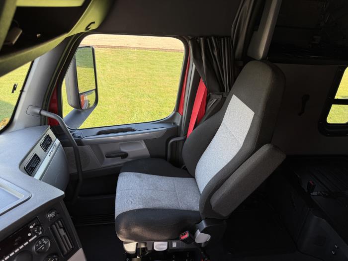 2022 Freightliner Cascadia-13